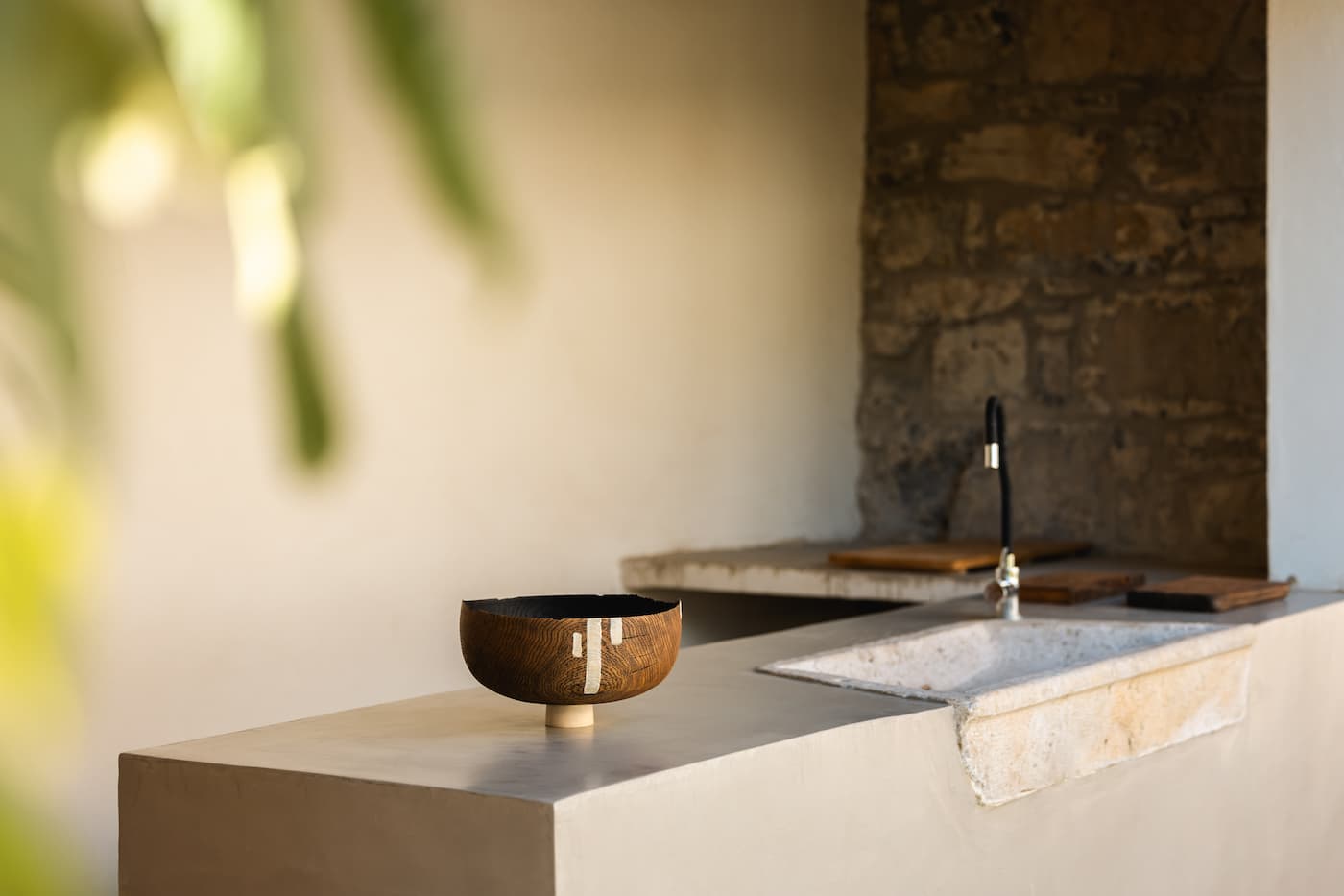 Lesena skleda ob kamnitem umivalniku