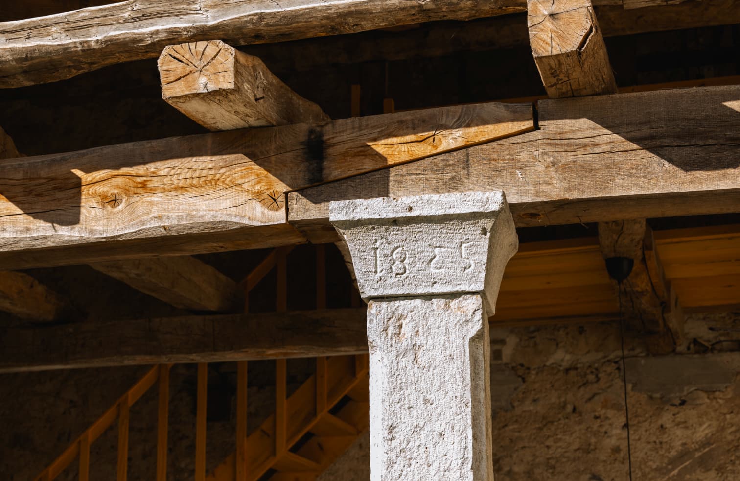 Kapitel kamnitega stebra z vklesano letnico 1835